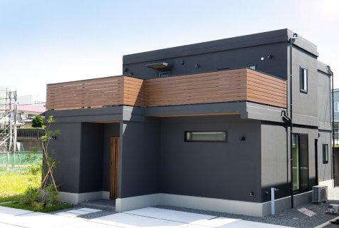 木の風合いや質感を引き立てるダークグレーの家